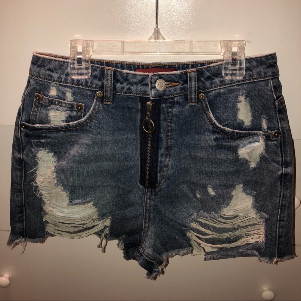 FOREVER 21 MEDIUM WASH DISTRESSED SHORTS